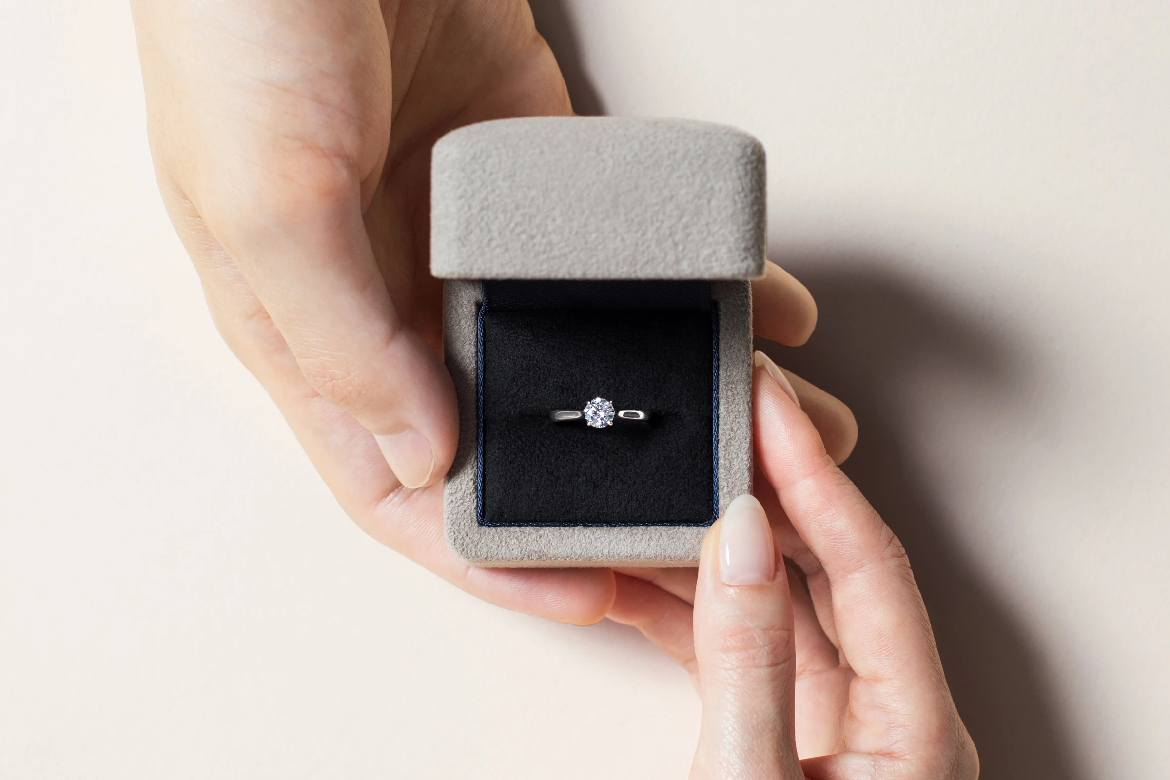 ブリリアンスプラスにて、<br>婚約指輪や結婚指輪をオーダーメイドされた方の<br class='d-n-sp'>エピソードをご紹介
