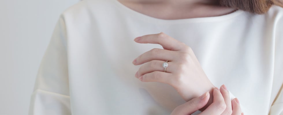細心の注意を払うことでダイヤモンドが外れるリスクを回避