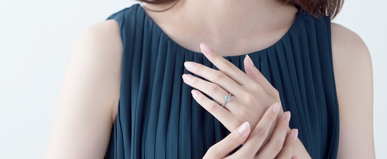 婚約指輪をつけた女性