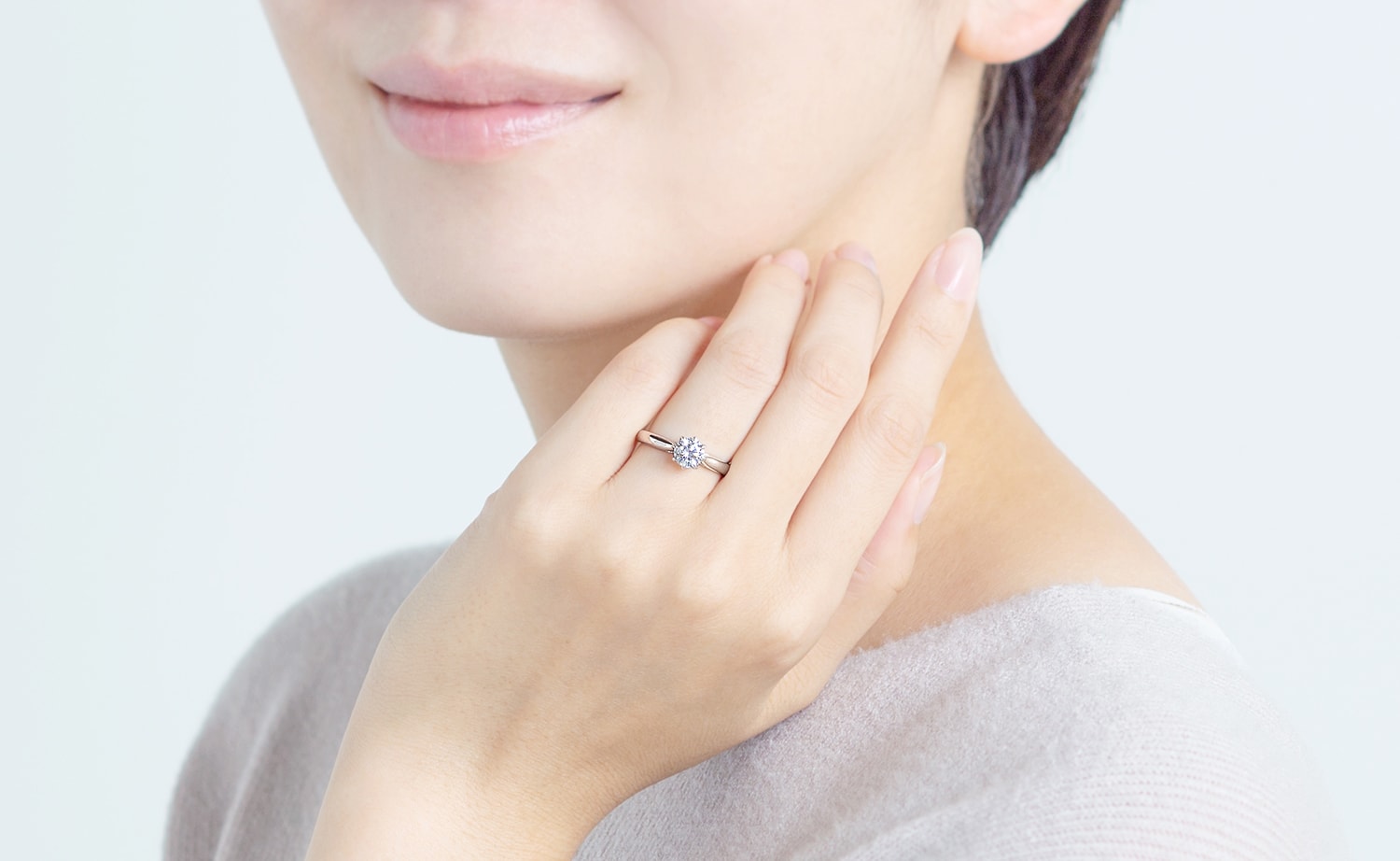 婚約指輪を着ける手元