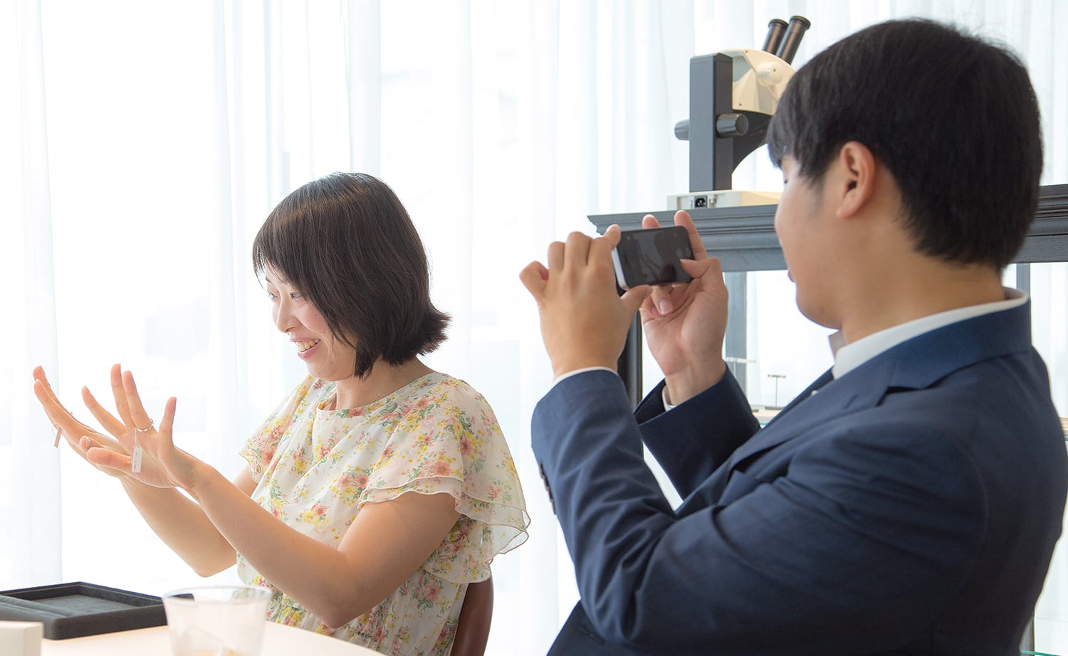 婚約指輪選びをする男女