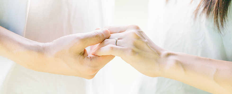 どの指に婚約指輪をつけるのが正解?画像