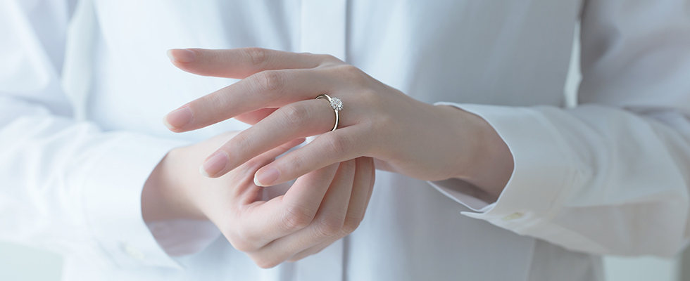 婚約指輪をつける女性の手