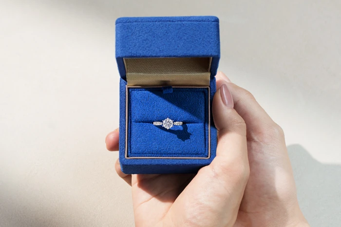 石をお預かり後、約3～4週間で<br>自宅や店舗でジュエリー受け取り