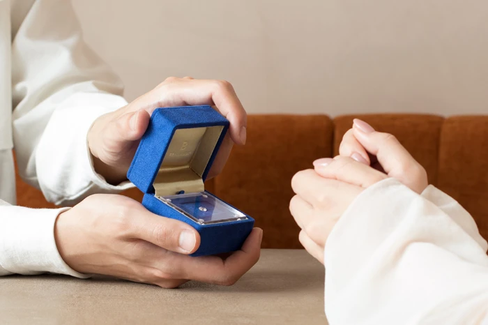 指輪はいらない派のお相手にもプロポーズの記念品に贈りやすい