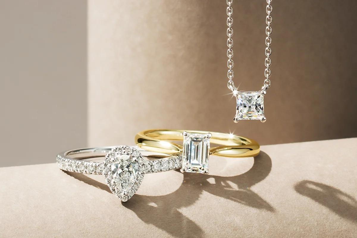 婚約指輪とネックレス