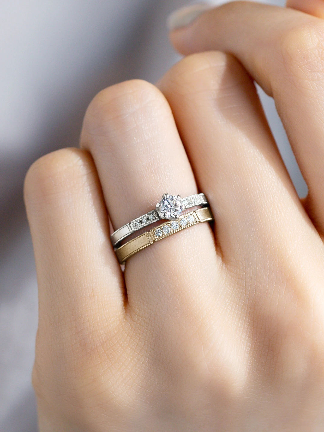 婚約指輪と結婚指輪の重ね付けコーディネート カジュアル01