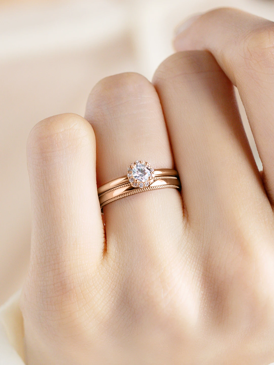 婚約指輪と結婚指輪の重ね付けコーディネート カジュアル02