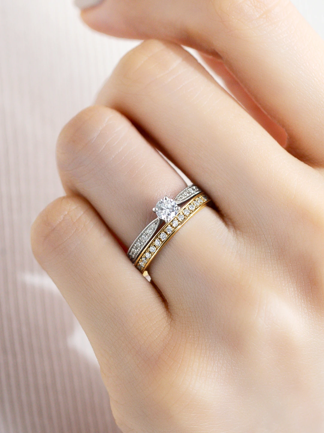 婚約指輪と結婚指輪の重ね付けコーディネート カジュアル03