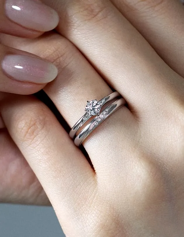 婚約指輪と結婚指輪の重ね付けコーディネート02