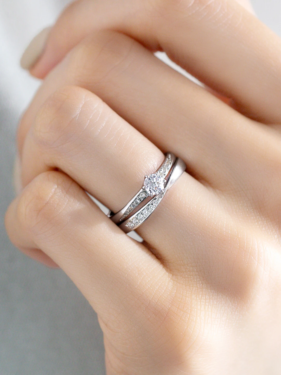 婚約指輪と結婚指輪の重ね付けコーディネート 華やか01