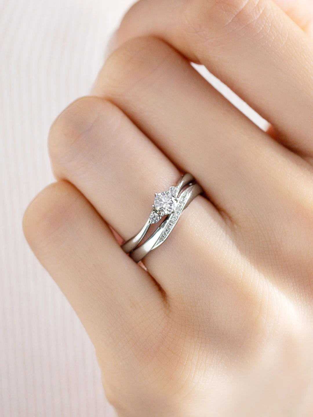 婚約指輪と結婚指輪の重ね付けコーディネート 華やか02