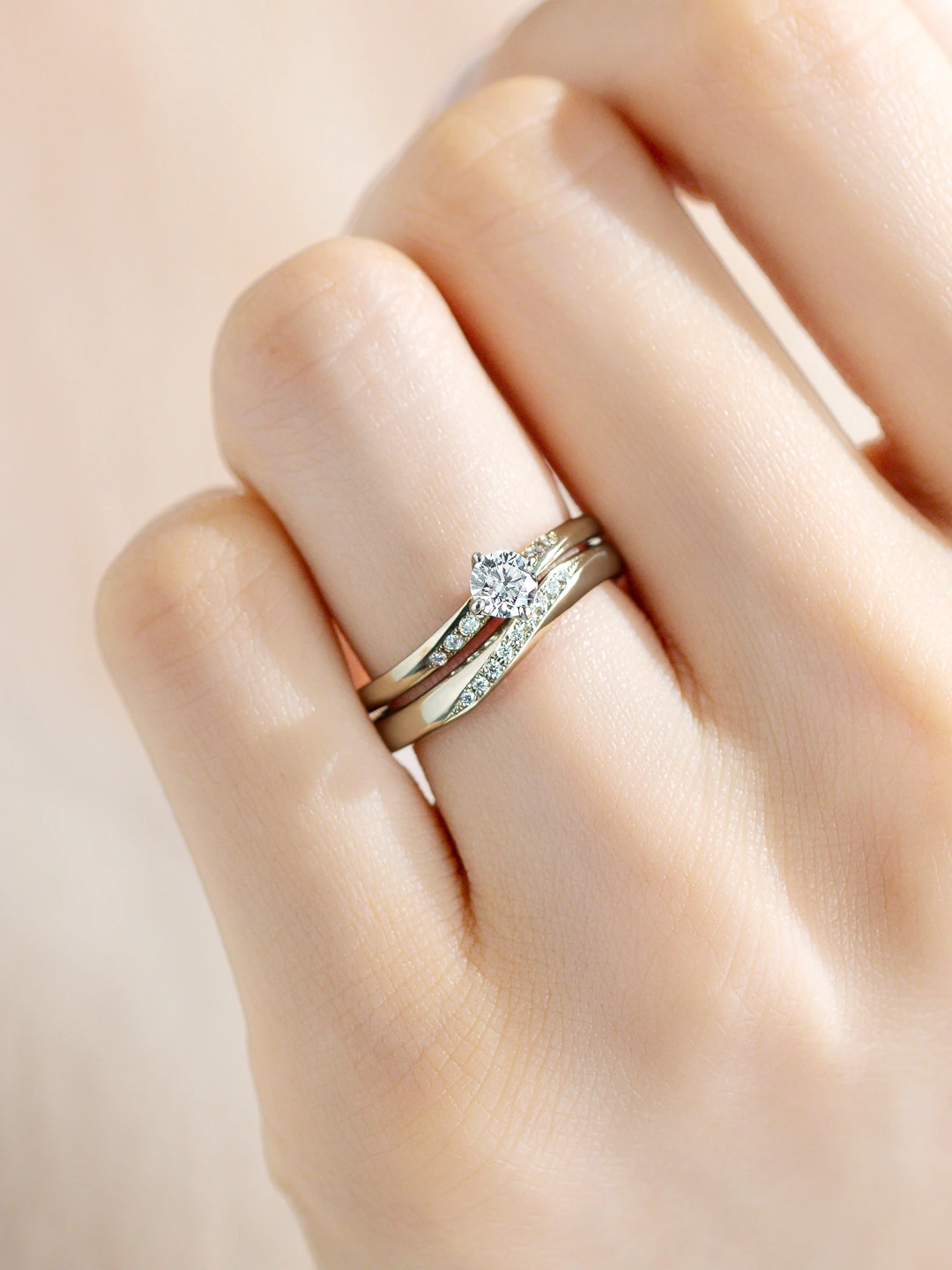 婚約指輪と結婚指輪の重ね付けコーディネート 華やか03