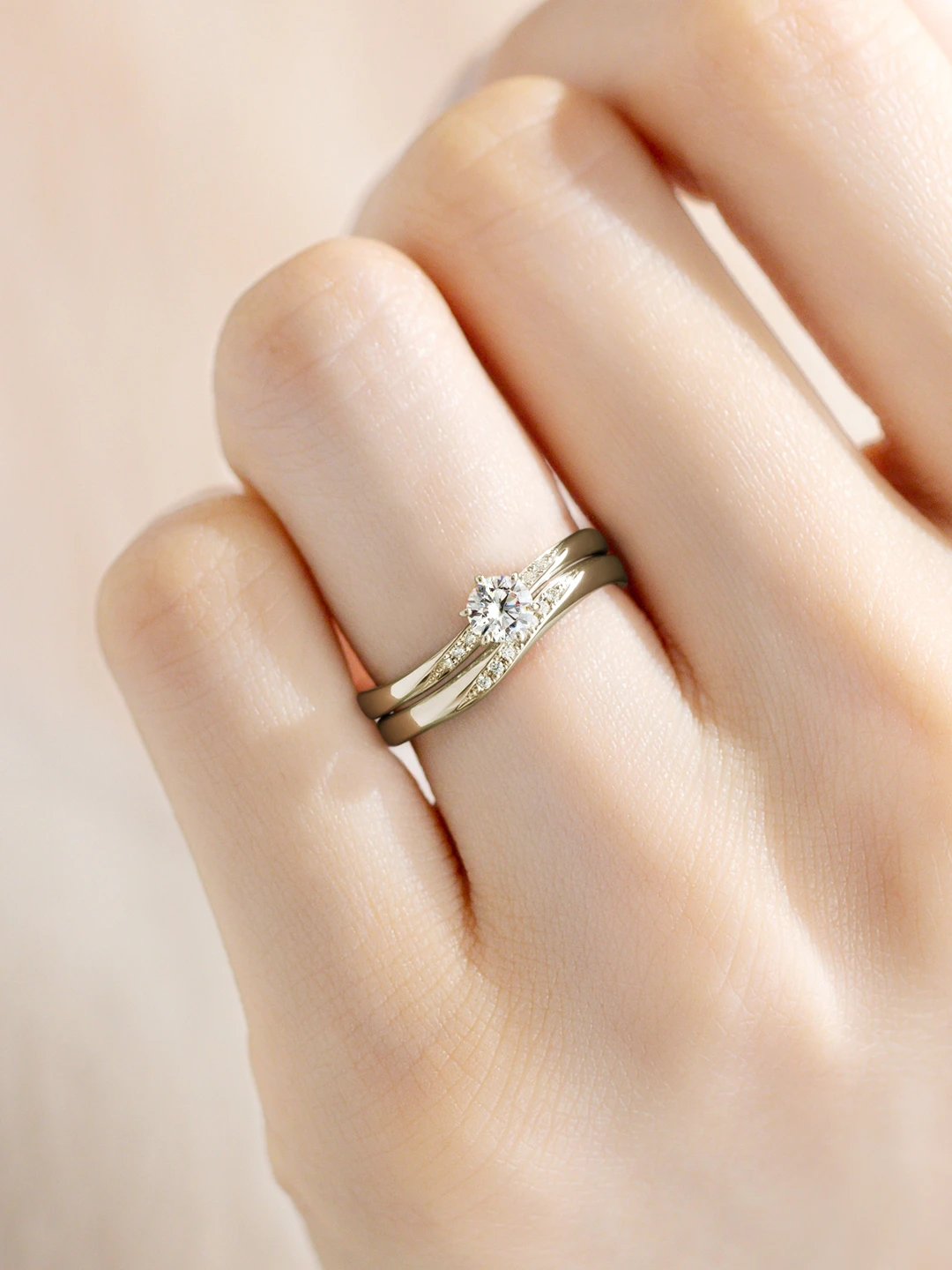 婚約指輪と結婚指輪の重ね付けコーディネート 華やか03
