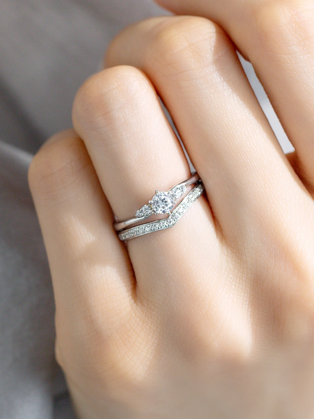 婚約指輪と結婚指輪の重ね付けコーディネート 華やか05