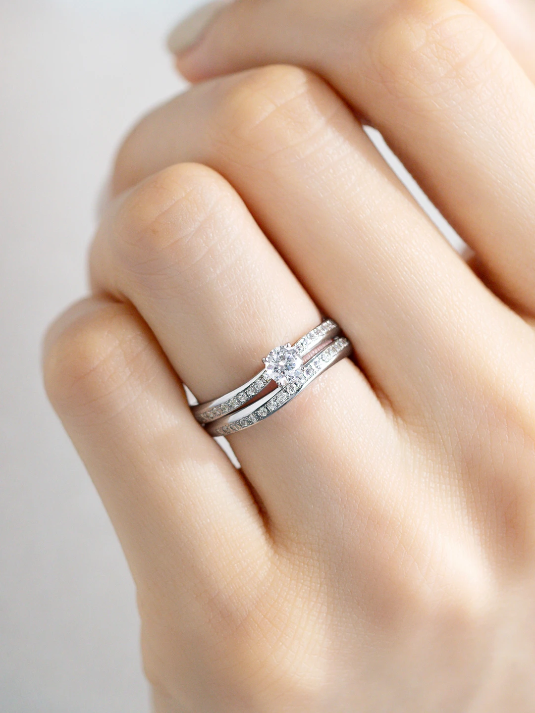 婚約指輪と結婚指輪の重ね付けコーディネート 華やか06