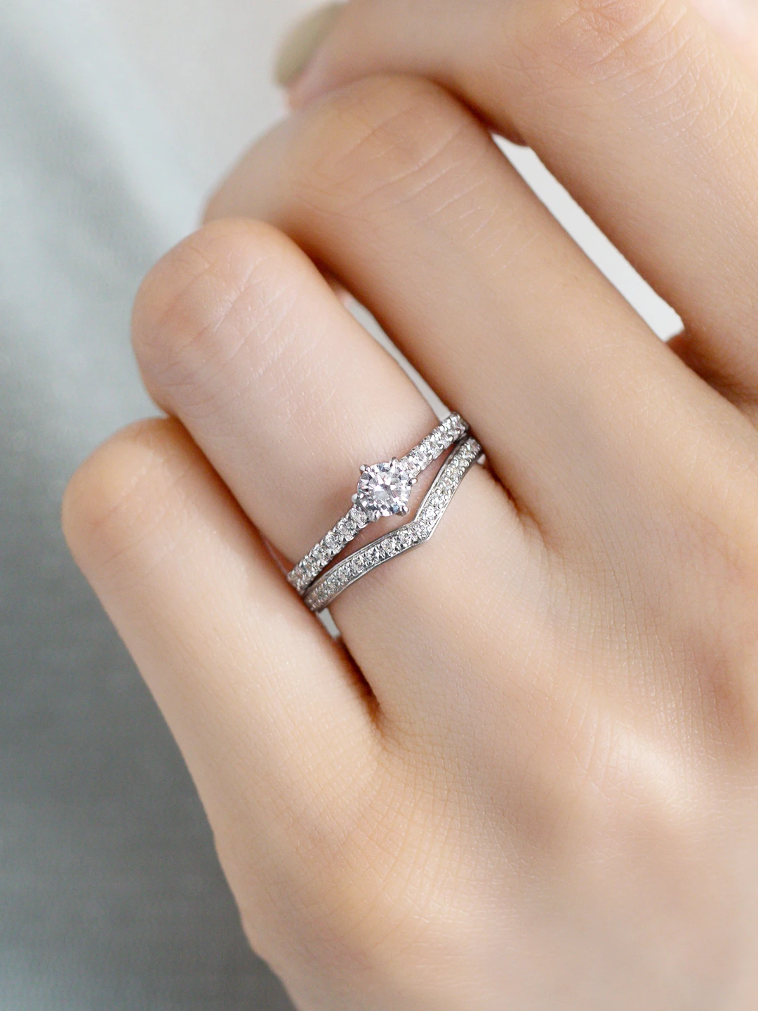 婚約指輪と結婚指輪の重ね付けコーディネート 華やか07