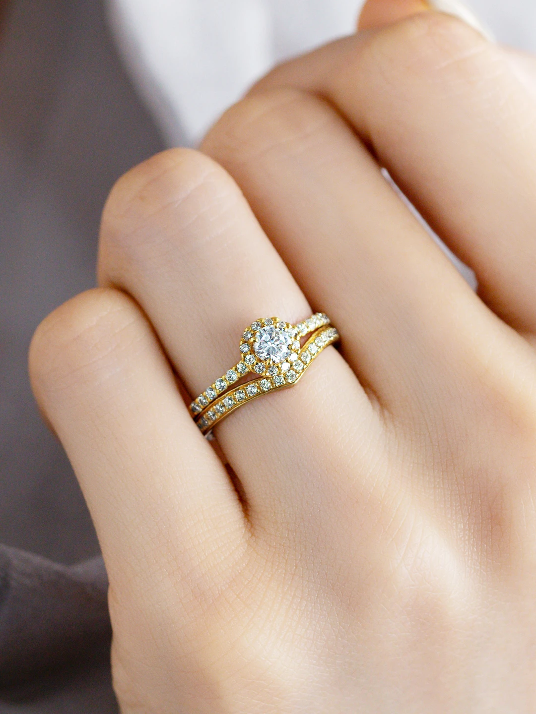 婚約指輪と結婚指輪の重ね付けコーディネート 華やか08