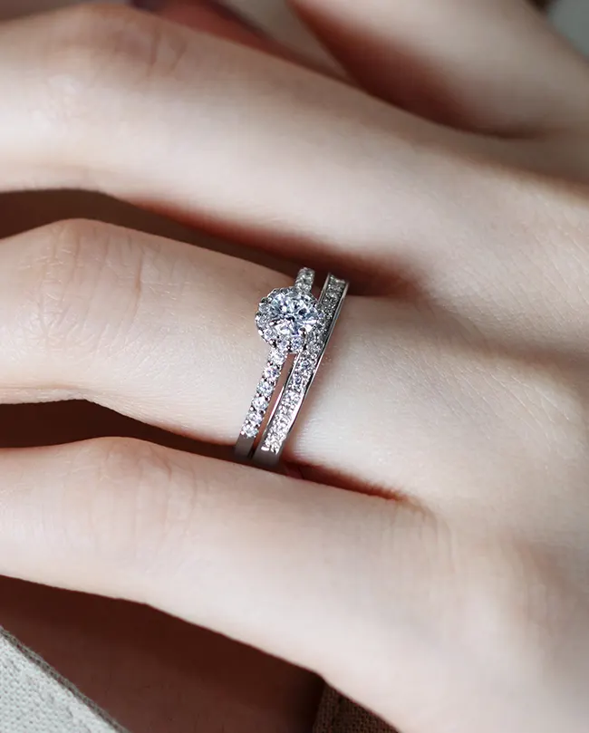 婚約指輪と結婚指輪の重ね付けコーディネート01