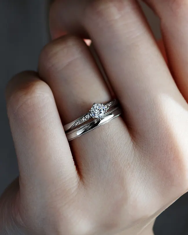 婚約指輪と結婚指輪の重ね付けコーディネート02