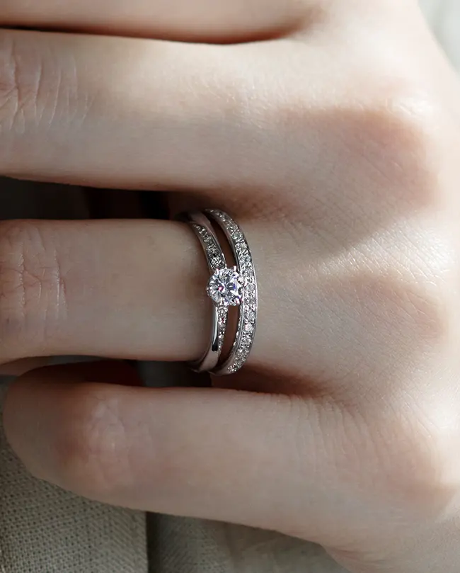 婚約指輪と結婚指輪の重ね付けコーディネート03