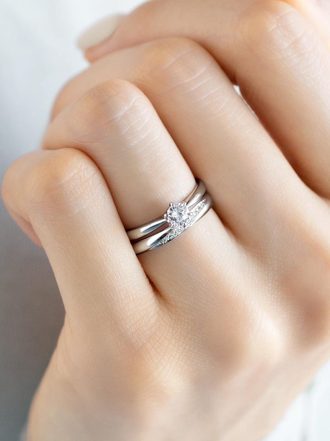 婚約指輪と結婚指輪の重ね付けコーディネート シンプル01