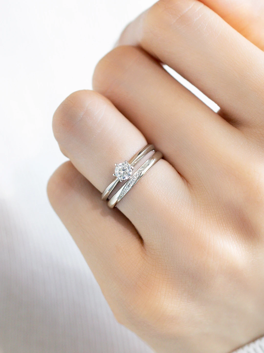 婚約指輪と結婚指輪の重ね付けコーディネート シンプル02