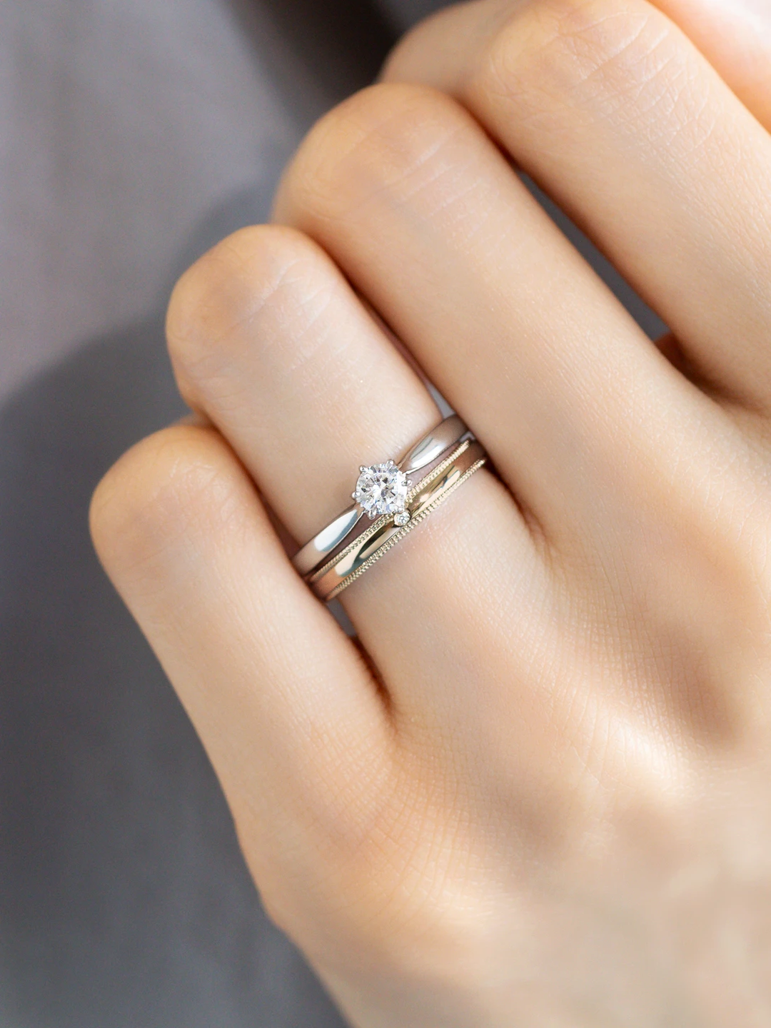 婚約指輪と結婚指輪の重ね付けコーディネート シンプル03