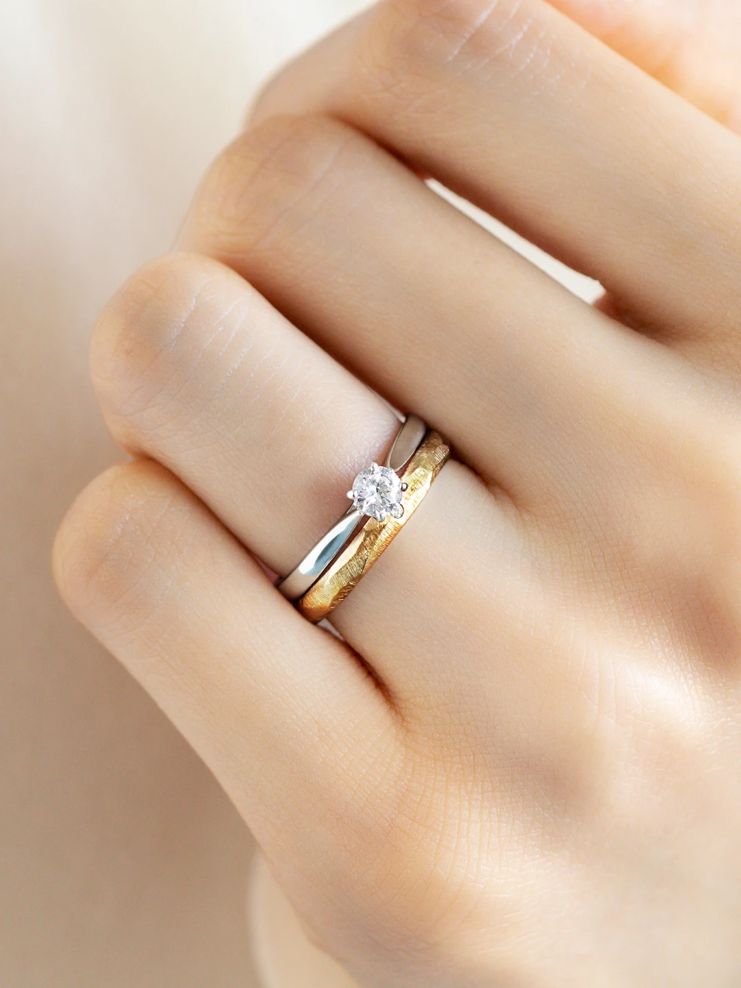 婚約指輪と結婚指輪の重ね付けコーディネート シンプル04