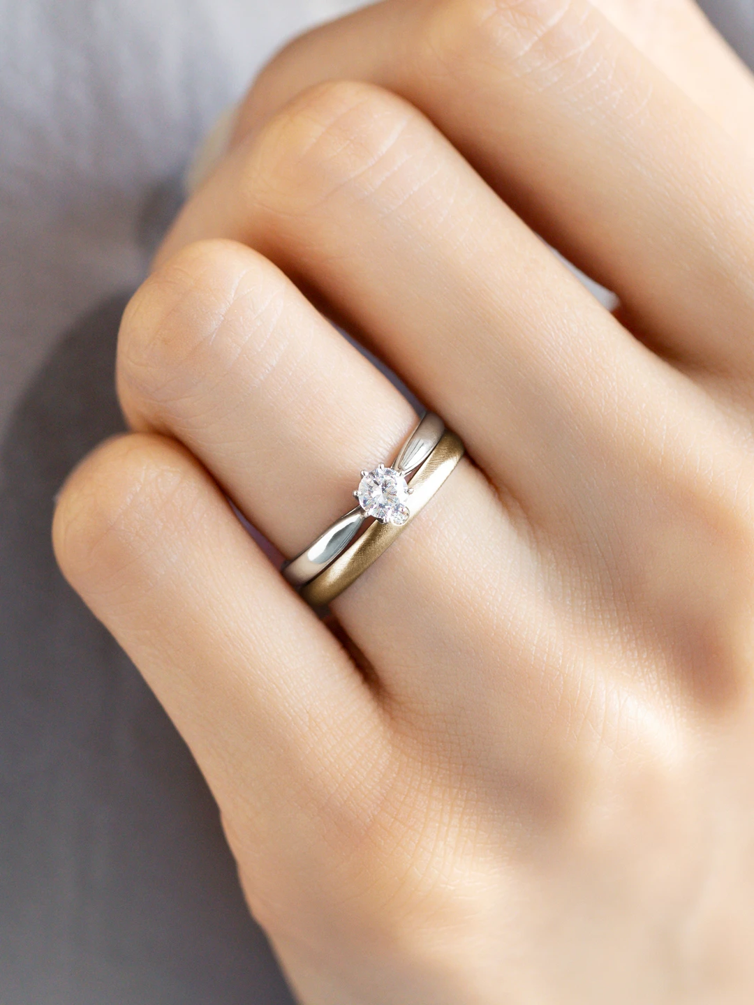 婚約指輪と結婚指輪の重ね付けコーディネート シンプル05