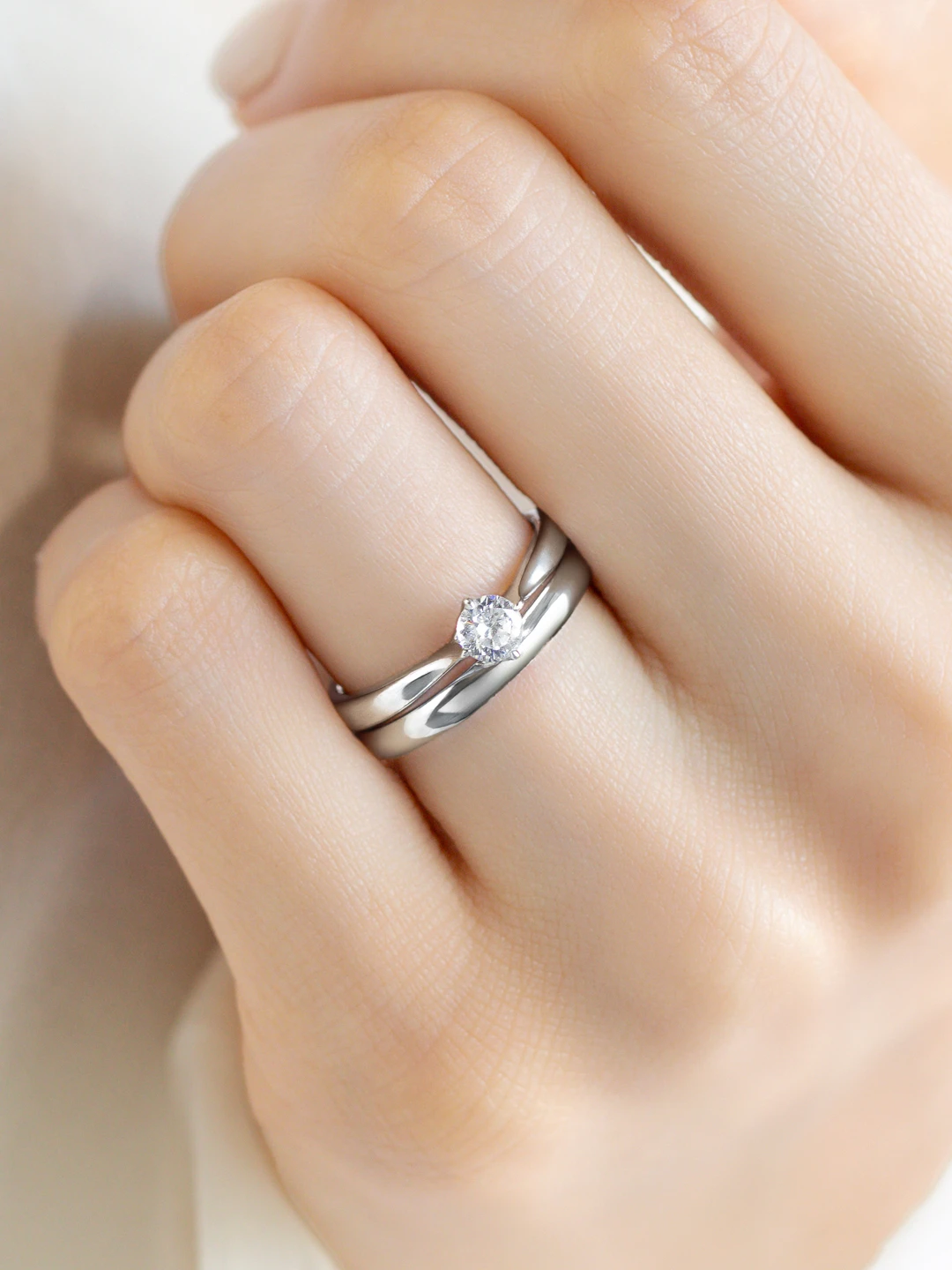 婚約指輪と結婚指輪の重ね付けコーディネート シンプル06