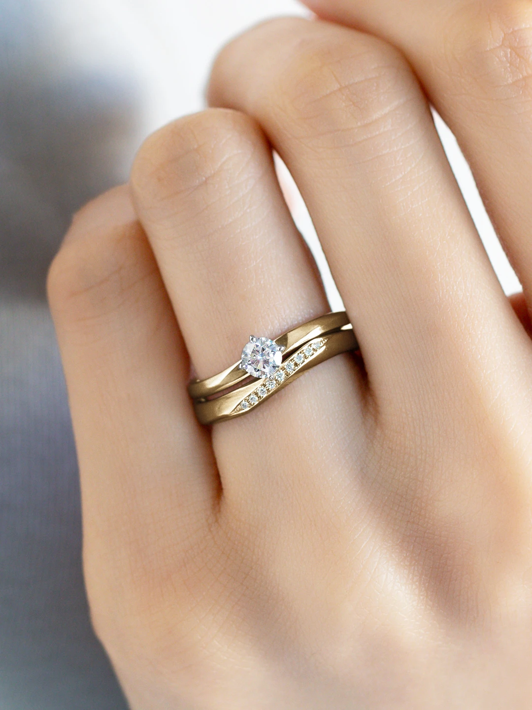 婚約指輪と結婚指輪の重ね付けコーディネート シンプル08