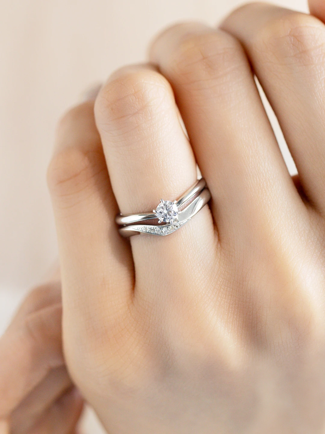 婚約指輪と結婚指輪の重ね付けコーディネート シンプル09