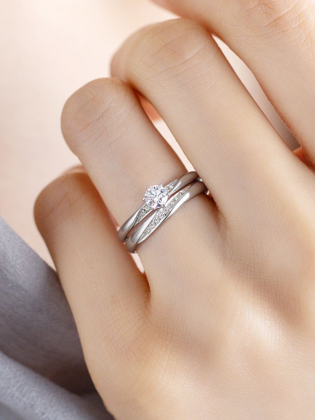 婚約指輪と結婚指輪の重ね付けコーディネート シンプル10