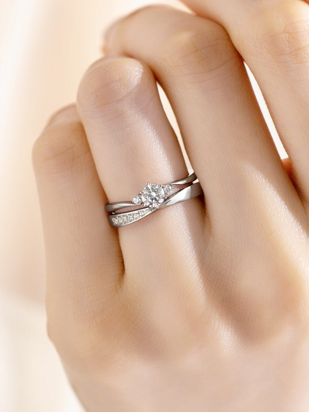 婚約指輪と結婚指輪の重ね付けコーディネート シンプル11