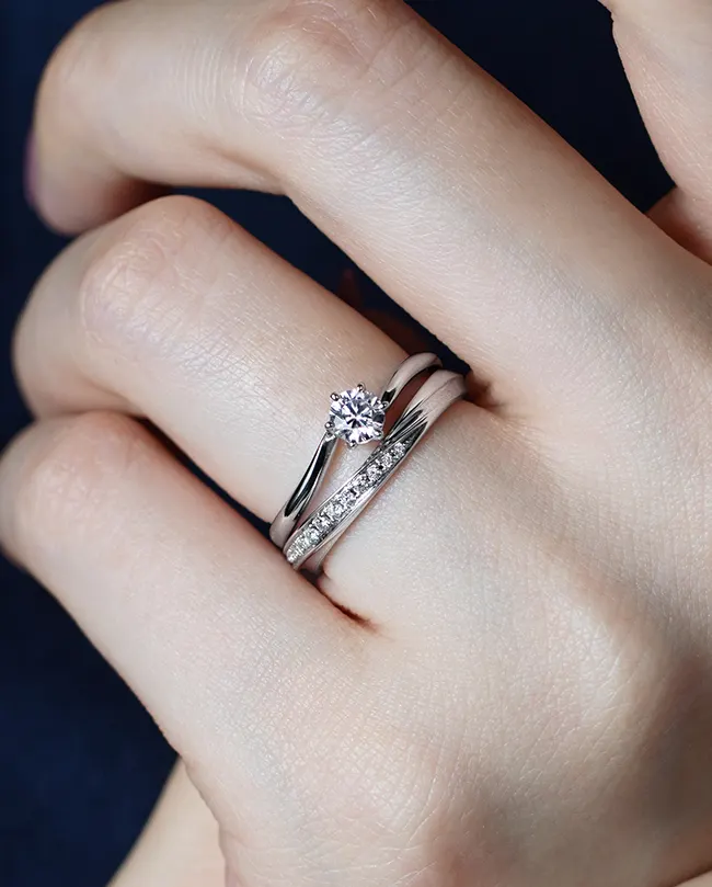 婚約指輪と結婚指輪の重ね付けコーディネート02