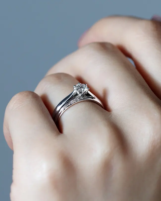 おすすめコーデ集】婚約指輪・結婚指輪の重ね付け（セットリング