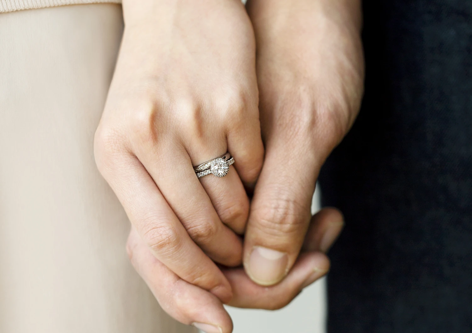 婚約指輪をつけた女性の手