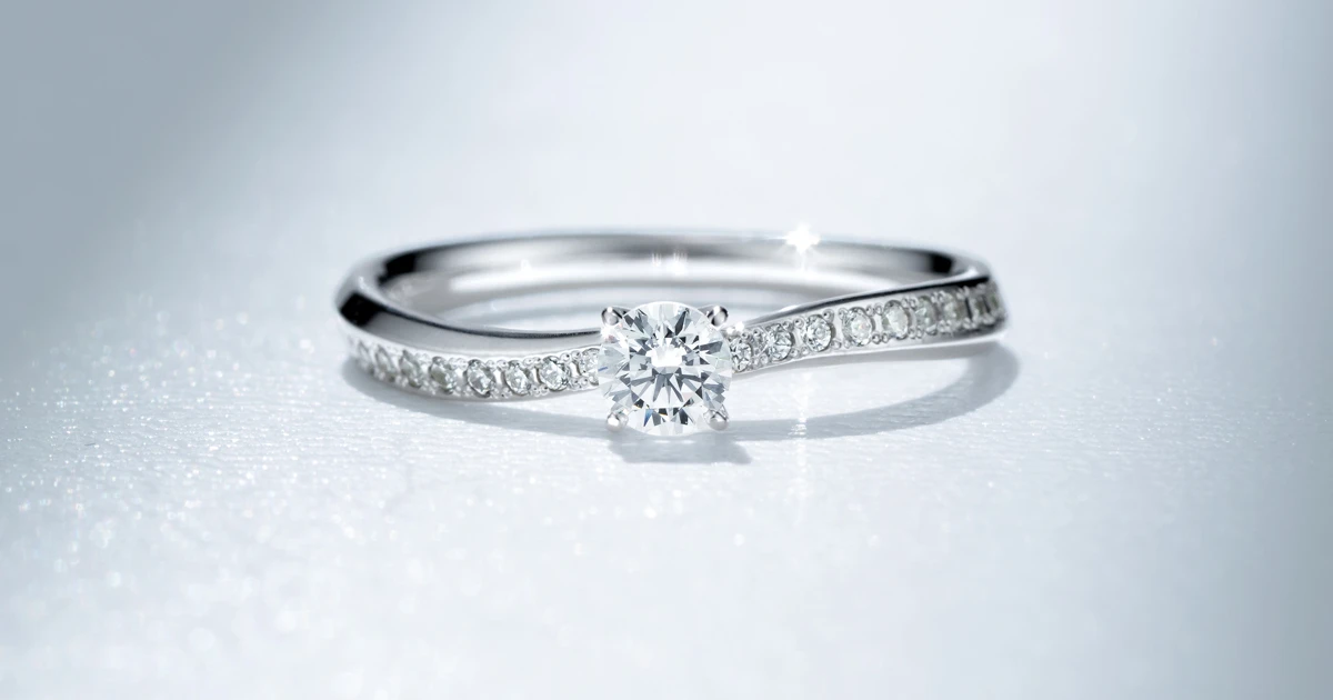 特別な時に身に着けたい。そんな想いを形にした愛らしいエタニティタイプの婚約指輪