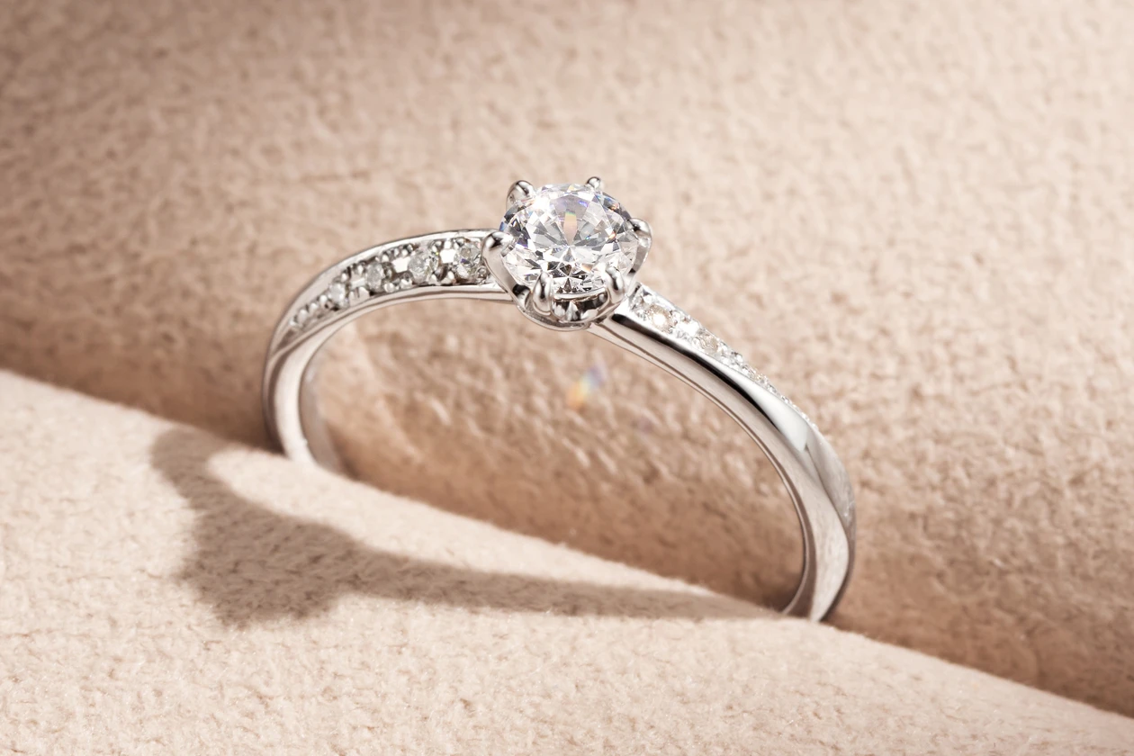 ダイヤモンドを際立たせる、サイドストーンリングという選択