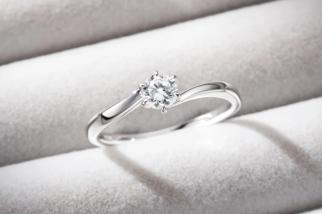 プラチナに映えるウェーブラインと安心のアフターサービス