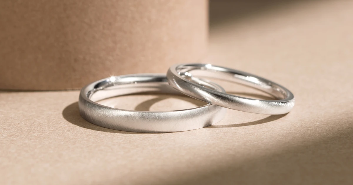 二人の心が同時にときめいて。お揃いで即決した、サテンの艶を纏うプラチナの結婚指輪