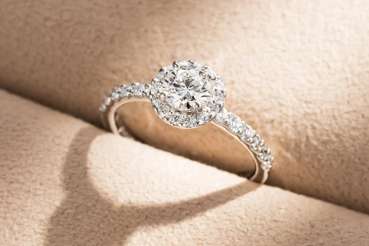 ヘイロータイプのデザインと0.5カラットの輝きが叶える一生物の存在感