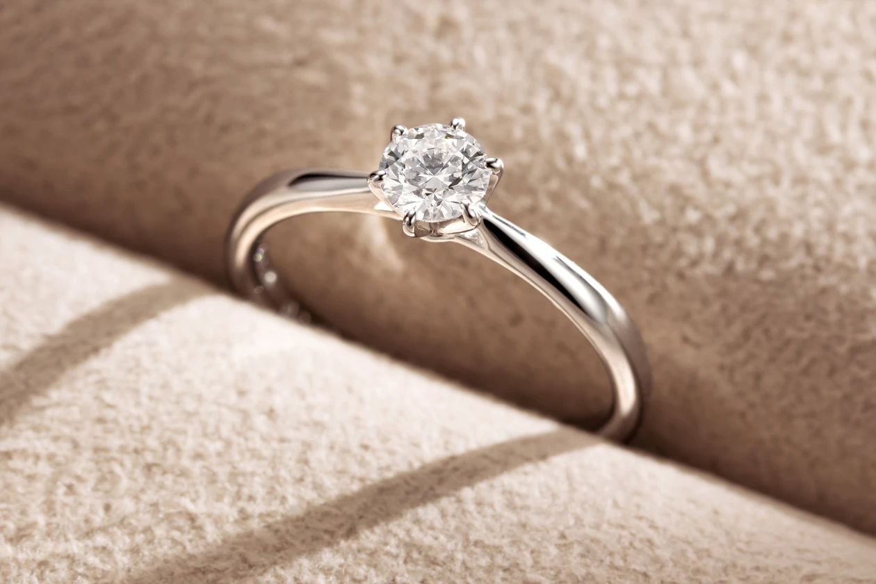 決め手となった「婚約指輪らしさ」と安心のサポート