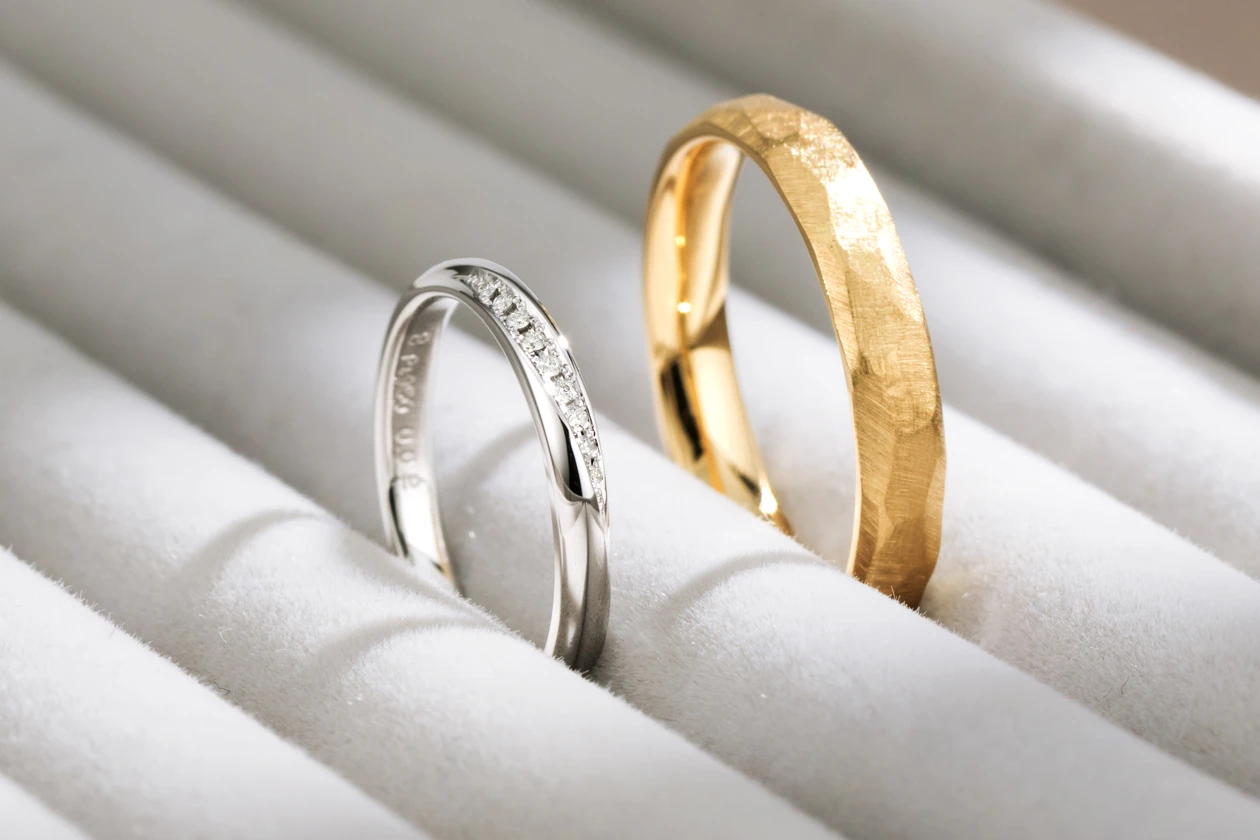 違いを楽しむ、二人の結婚指輪