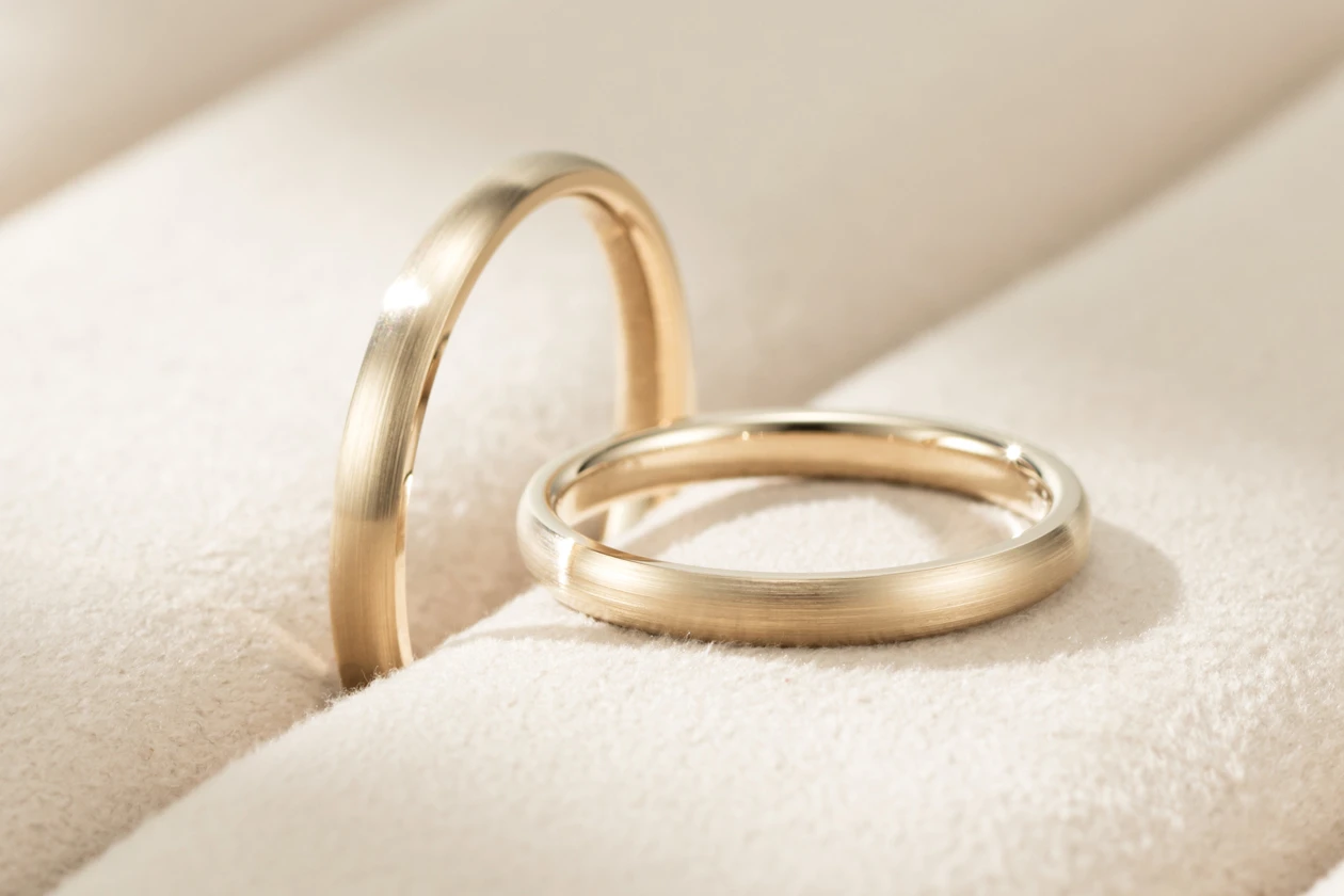 艶を抑えたヘアーライン仕上げ。二人で選んだ穏やかな輝き