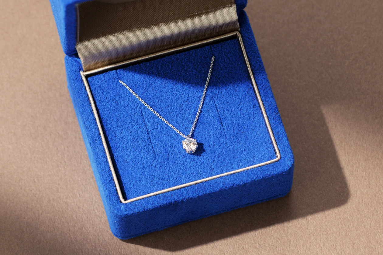 お相手の日常に溶け込みつつ、特別感を放つジュエリーに