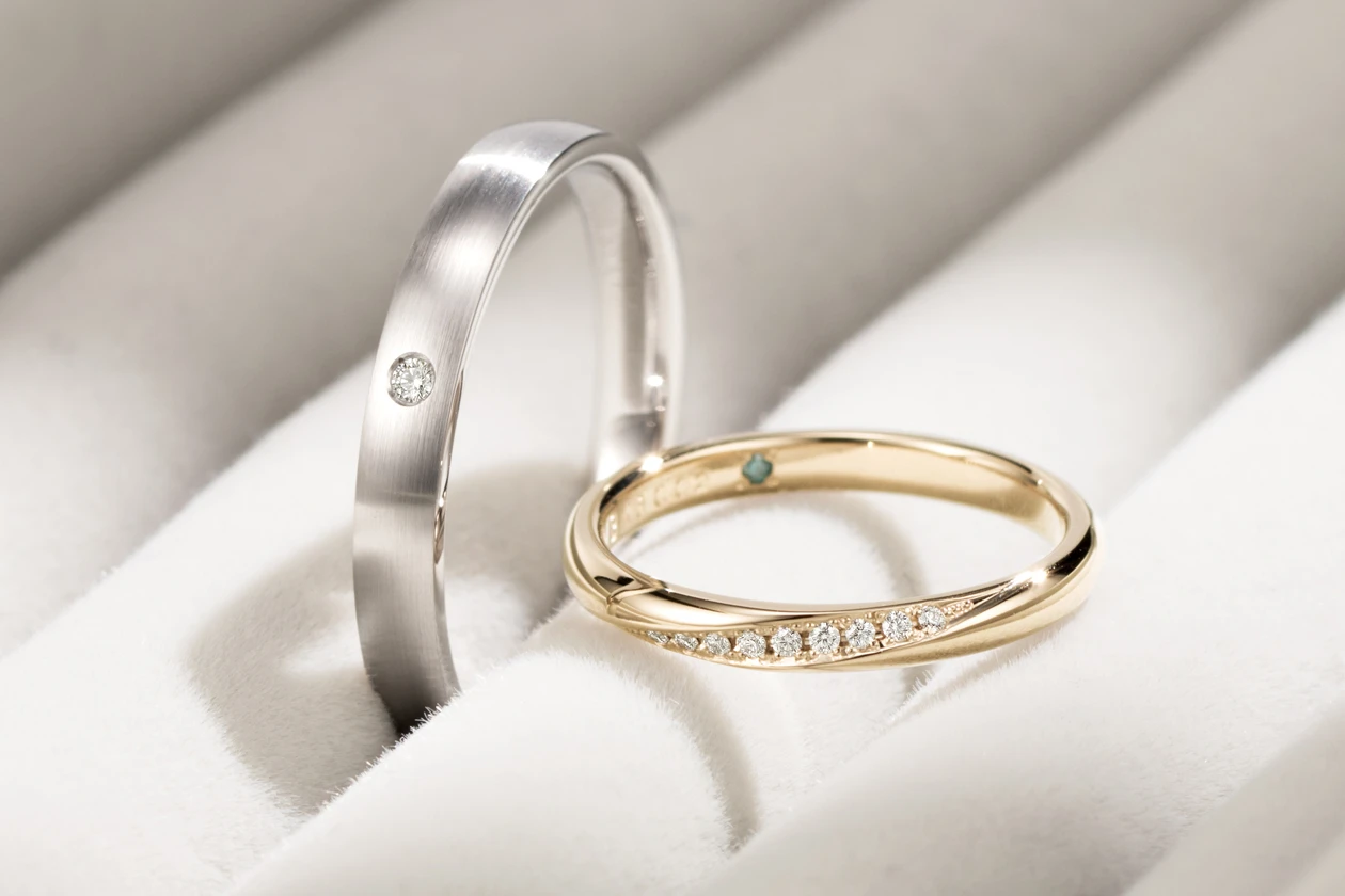 異なるカラーと質感が響き合う、二人だけのペアに