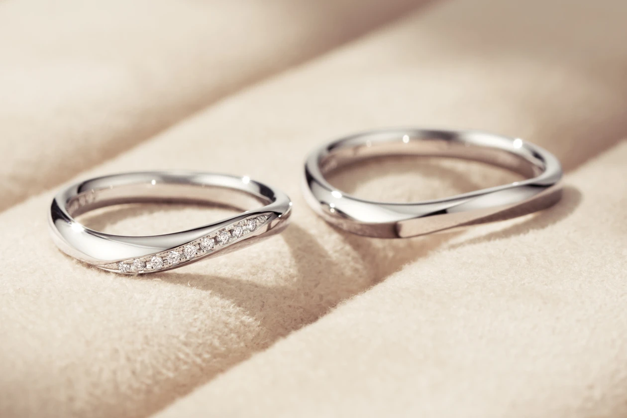 S字ラインの同じシリーズのリングでペアに