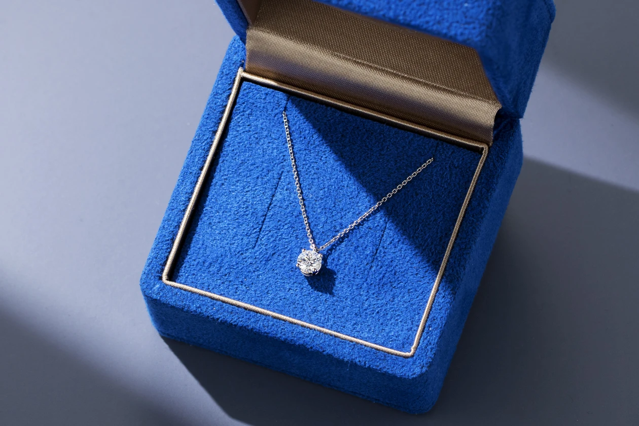 シンプルで上品に輝くネックレス